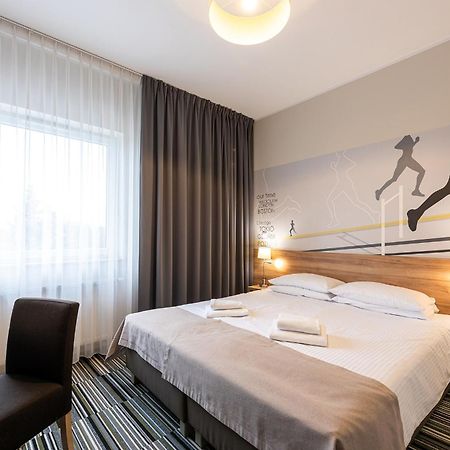 Hotel Maraton Szamotuły Екстериор снимка