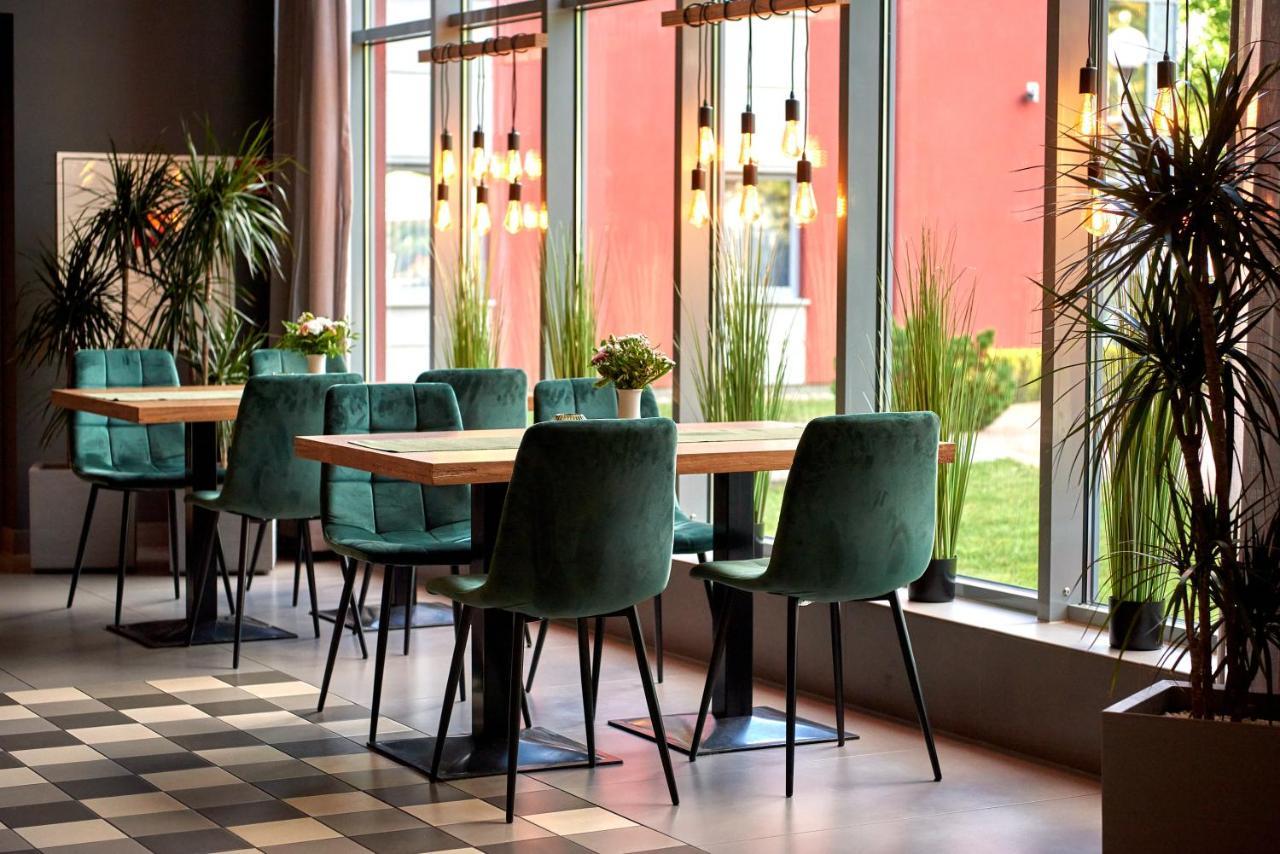Hotel Maraton Szamotuły Екстериор снимка